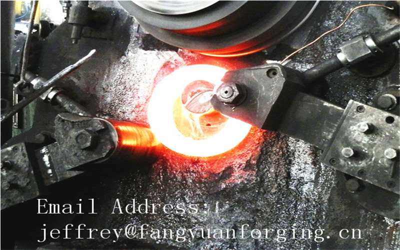 機械で造られるギヤ ボックスの熱い造られた熱処理の荒いのための 8822H 合金鋼鉄鍛造材ギヤ シャフト リング